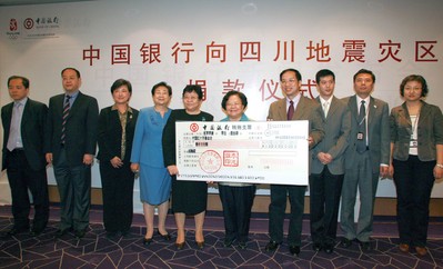 2008年5月14日上午，張燕玲副行長將一張面額1,000萬的現(xiàn)金支票交到了中國紅十字會總會彭珮云會長手中，代表中國銀行向汶川地震受災(zāi)地區(qū)人民捐款。