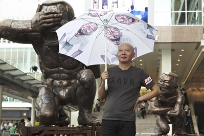 岳敏君與其最新雕塑創(chuàng)作 - 笑可笑 非常笑 于香港海港城