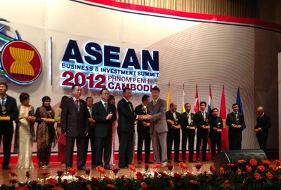 Mr Chua Tian Chu (front row, first from right), Deputy Chief Executive Officer of Meritus Hotels & Resorts, receiving the prestigious ASEAN Business Awards