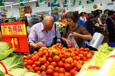 沃爾瑪云南普洱縣全新門(mén)店開(kāi)業(yè)當(dāng)日，顧客在選購(gòu)優(yōu)質(zhì)低價(jià)的生鮮商品