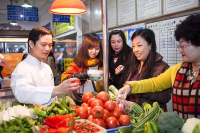 媒體嘉賓與廣州海航威斯汀中餐行政總廚吳天榮一同前往集市，親自挑選“活力食品”食材