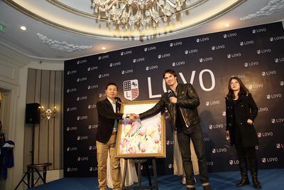 IAN與羅萊家紡副總裁揭幕LOVO2014年春夏新款手繪稿，并在畫稿上留下親筆簽名